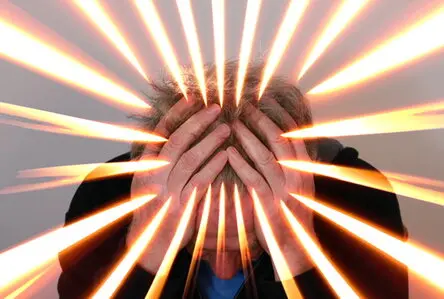 Das Foto zeigt die Auswirkungen von Stress. Stressabbau durch Hypnose hat sich überaus gut bewährt und hilft wieder den Alltag frei und entspannt zu erleben.