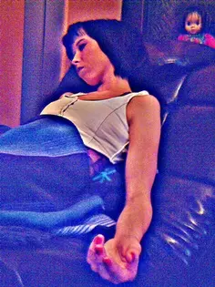 Hier wird das Bild einer Hypnose Klientin während einer Hypnosesitzung gezeigt. Die Klientin ist in entspannter, innerer Ruhe. Einer so genannten Trance.